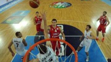 Massot intenta taponar el tiro de Nedovic.