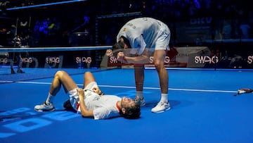 Tapia, tirado, muestra su agotamiento, mientras Coello celebra eltriunfo.