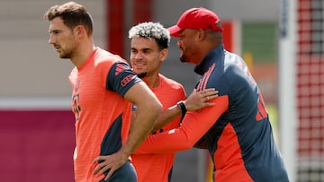 Soccer Football - Bayern Munich Training - Saebener Strasse, Munich, Germany - July 31, 2025 Bayern Munich's Luis Diaz with coach Vincent Kompany during training REUTERS/Heiko Becker