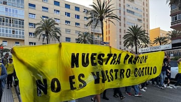 La afición del Cádiz protesta.