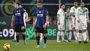 Soccer Football - Serie A - Inter Milan v Sassuolo - San Siro, Milan, Italy - February 20, 2022  Inter Milan&#039;s Alexis Sanchez reacts after Sassuolo&#039;s Gianluca Scamacca scored their second goal REUTERS/Alessandro Garofalo