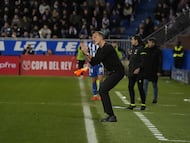 Pellegrino Matarazzo da órdenes a sus jugadores en el partido de cuartos de final de Copa del Rey entre el Alavés y la Real Sociedad.