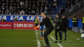Pellegrino Matarazzo da órdenes a sus jugadores en el partido de cuartos de final de Copa del Rey entre el Alavés y la Real Sociedad.