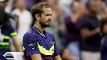 El tenista ruso Daniil Medvedev, durante un descanso en su partido ante Novak Djokovic en la final del US Open 2023.