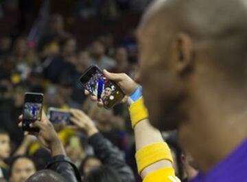 Un aficionado se hace un selfie con Kobe Bryant.
