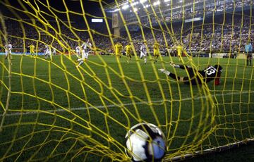 Marc¨® su primer gol en partido oficial con el Real Madrid en la cuarta jornada de La Liga frente al Villarreal en septiembre de 2009.