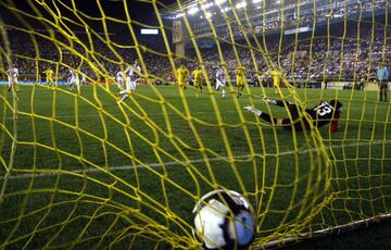 Marcó su primer gol en partido oficial con el Real Madrid en la cuarta jornada de La Liga frente al Villarreal en septiembre de 2009.
 