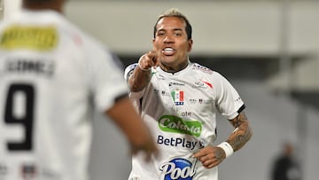 AME3259. COCHABAMBA (BOLIVIA), 16/07/2025.- Dayro Moreno de Once Caldas celebra un gol este miércoles, durante un partido de la eliminatoria para octavos de final de la Copa Sudamericana entre San Antonio Bulo Bulo y Once Caldas en el estadio Félix Capriles en Cochabamba (Bolivia). EFE/ Jorge Abrego