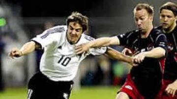 <b>INFORTUNIO.</B> Un choque fortuito en un partido amistoso ha dejado a Deisler sin Mundial.