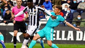 Blanco pelea una pelota con Koné en el Castellón-Castilla.