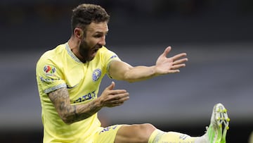 Miguel Layún le reclama al árbitro por una jugada.