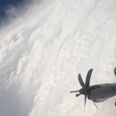 Un piloto se la juega llevando su avión especial hacia el centro del huracán del siglo para traer imágenes impresionantes