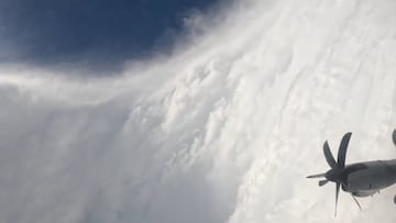 Un piloto se la juega llevando su avión especial hacia el centro del huracán del siglo para traer imágenes impresionantes
