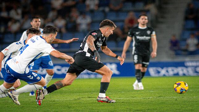 Intensa Batalla en el Heliodoro: Tenerife vs Elche en LaLiga Hypermotion