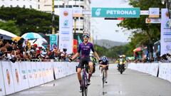 El ciclista del Burgos-BH Alex Molenaar celebra su victoria en la octava y última etapa del Tour de Langkawi.