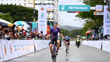 El ciclista del Burgos-BH Alex Molenaar celebra su victoria en la octava y última etapa del Tour de Langkawi.