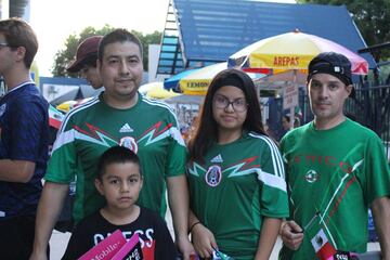 Aficionados con la camiseta especial de la noche de la herencia mexicana.