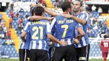 <b>EMBALADOS. </b>Sardinero, Juanra y Mora felicitan a Urko Vera, tras marcar el gol del triunfo para el Hércules.