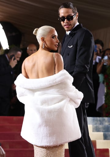 Durante la Met Gala 2022, un evento benéfico que da inicio a la exposición de moda anual del Instituto del Vestido del Museo Metropolitano de Arte de la ciudad de Nueva York, se puedo ver a Kim Kardashian llevando el vestido con el que Marilyn Monroe le cantó Happy Birthday Mr. President a Kennedy.