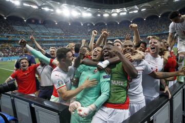 La selección de Suiza celebra la clasificación para los cuartos de final tras ganar a Francia en la tanda de penaltis.