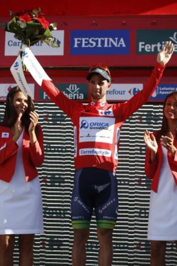 El ciclista australiano del equipo Orica y líder de la clasificación general, Michael Matthews, en el podio tras la quinta etapa de La Vuelta Ciclista a España 2014 en su 69 edición, de 183,3 kilómetros, que ha comenzado en el municipio cordobés de Priego de Córdoba y termina en la localidad malagueña de Ronda. 