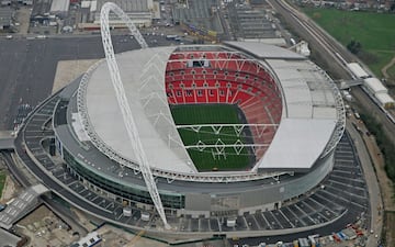 El Estadio de Wembley es un estadio de fútbol que está ubicado en la ciudad de Londres, Inglaterra. Está emplazado en el lugar donde se erigía el antiguo estadio con el mismo nombre construido en 1923. El nuevo Wembley es el estadio local de la Selección de fútbol de Inglaterra.​

Tras la demolición en el año 2002 del viejo Wembley y con el diseño del arquitecto Norman Foster se abría la puerta a un nuevo superestadio con una capacidad de 90 000 espectadores, que terminó de construirse en el año 2007. El coste del proyecto rondó los 757 millones de libras esterlinas (1097 millones de euros).

El estadio está conectado con las estaciones de metro de Wembley Park y Wembley Centralvía "White Horse Bridge".