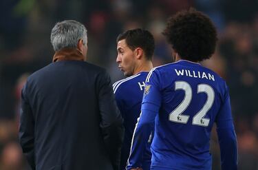 Ocurrió durante un partido de la Champions League contra el Paris Saint-Germain (2015). En una jugada defensiva, Hazard perdió el balón, lo que provocó que el equipo rival casi marcara. Mourinho, desde la banda, gritó públicamente a Hazard por su falta de compromiso defensivo. Hazard, molesto por la crítica pública, respondió a los gritos desde el campo. Mourinho criticó más tarde al jugador por su rendimiento.