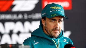 Fernando Alonso habla con la prensa en el GP de Japón.