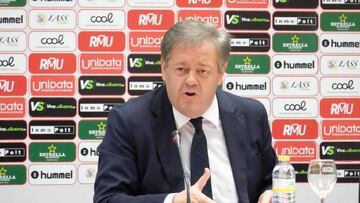 Víctor Gálvez, presidente del Murcia, durante una rueda de prensa.