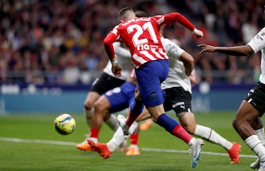 2-0. Paradón de Mamardashvili a Marcos Llorente. El l rechace le cae a Yannick Carrasco que hace la pared con Rodrigo de Paul, se interna en el área y define al palo largo de la portería del guardameta del Valencia.