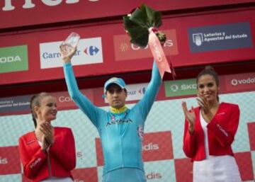 Mikel Landa celebra su victoria en el podio.