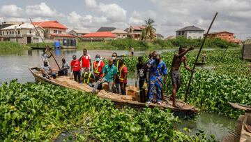 Volunteers arrive in a traditonal boat to distribute food parcels to vulnerable residents, during a lockdown by the authorities in efforts to limit the spread of the coronavirus disease (COVID-19), in Lagos, Nigeria April 9, 2020. Picture taken April 9, 2