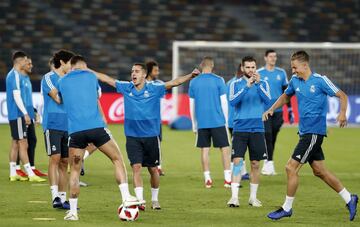 El grupo de jugadores del Real Madrid durante el entrenamiento.