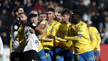 TUDELA (NAVARRA), 06/12/2023.- Los jugadortes de la UD Las Palmas discuten con los jugadores del Tudelano, durante el encuentro de segunda ronda de Copa del Rey que CD Tudelano y UD Las Palmas disputan hoy miércoles en el estadio Ciudad de Tudela. EFE/Jesús Diges
