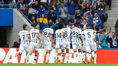 SAN SEBASTIÁN, 02/09/2023.- Los jugadores de la Real Sociedad celebran el gol de su equipo contra el Granada, este sábado durante el partido de la jornada 4 de LaLiga en el estadio Reale Arena en San Sebastián.- EFE/ Javi Colmenero
