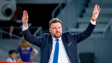 Toni Ten, entrenador del Movistar Estudiantes, durante la final por el ascenso a la Liga Endesa con el Flexicar Fuenlabrada.