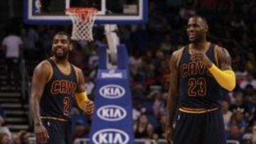 Kyrie Irving (2) y  LeBron James (23).