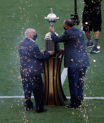 Evair y Pepe con el trofeo de la Libertadores en el estadio de Maracan¨¢.