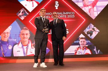 Íñigo Llopis, dos oros en los Mundiales de natación en Manchester, posa con el trofeo junto a Miguel Carballeda, presidente del Comité Paralímpico Español (CPE).