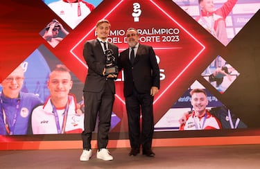 Íñigo Llopis, dos oros en los Mundiales de natación en Manchester, posa con el trofeo junto a Miguel Carballeda, presidente del Comité Paralímpico Español (CPE).