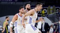 Carlos Alocén celebra una canasta, antes de su lesión, con Rudy y Poirier detrás.