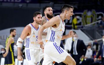 Carlos Alocén celebra una canasta, antes de su lesión, con Rudy y Poirier detrás.