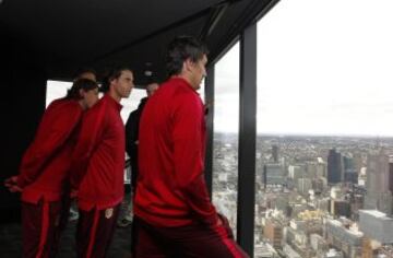 Filipe Luis, Tiago y Savic en el rascacielos Eureka Tower. 