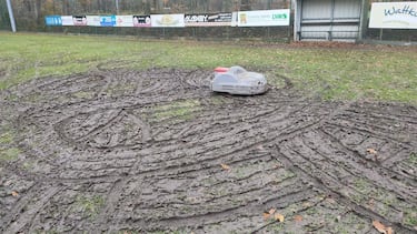 Un robot cortacésped se viene muy arriba en un campo deportivo: partidos cancelados hasta nueva orden