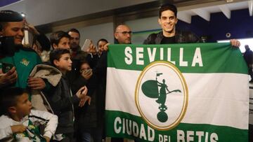 Bartra, con una bandera del Betis.