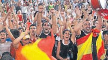 <b>ALEGRÍA. </b>El pabellón Príncipe de Asturias de Pinto reventó para festejar el triunfo de su paisano Alberto Contador. Más tarde, muchos lo festejaron en la fuente.