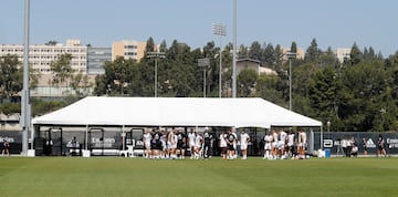 El Real Madrid se ejercitó en los campos de entrenamiento de la universidad de UCLA, en Los Ángeles, antes de medirse mañana en Las Vegas al FC Barcelona. 