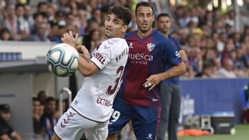 Pedro López, en un partido con el Huesca.