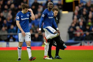 Everton fear "long-term" injury for Eliaquim Mangala