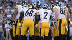 SAN DIEGO, CA - OCTOBER 12: Quarterback Mike Vick #2 and the Pittsburgh Steelers huddle on the field during a game against the San Diego Chargers at Qualcomm Stadium on October 12, 2015 in San Diego, California.   Donald Miralle/Getty Images/AFP
 == FOR NEWSPAPERS, INTERNET, TELCOS &amp; TELEVISION USE ONLY ==